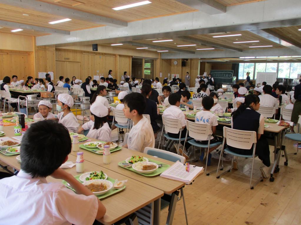 小中合同交流給食がありました。