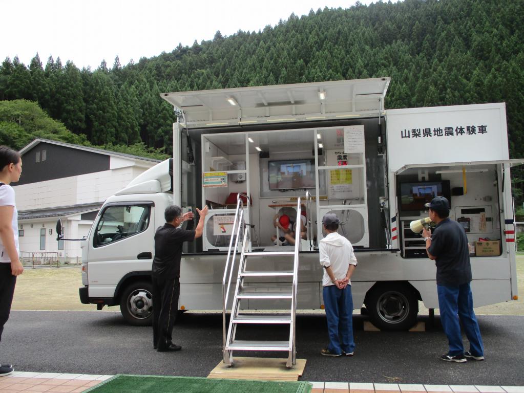 地震体験車がやってきました。