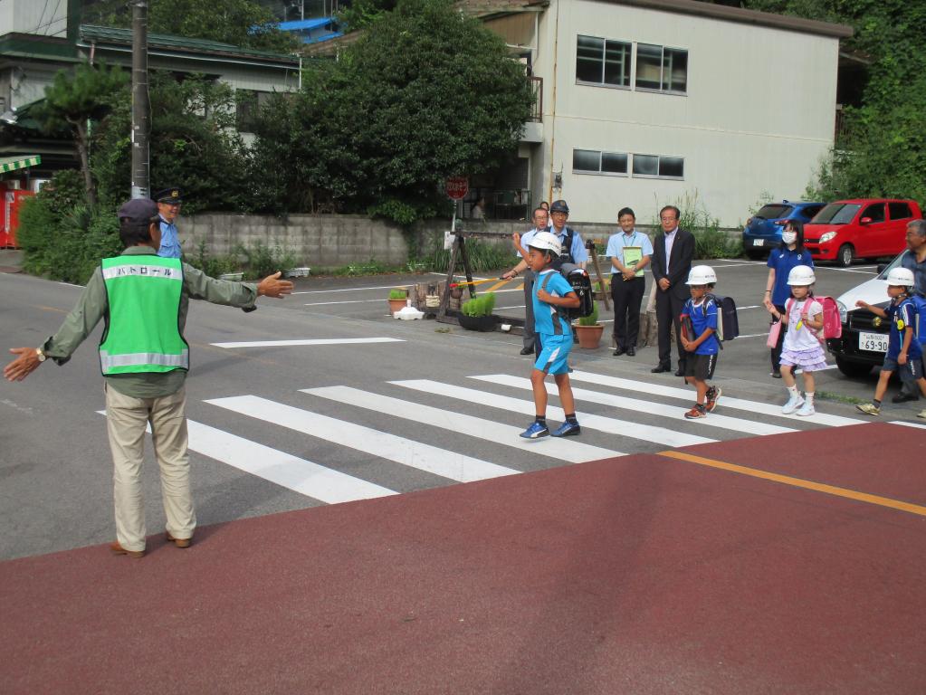 登校時見守り活動がありました。