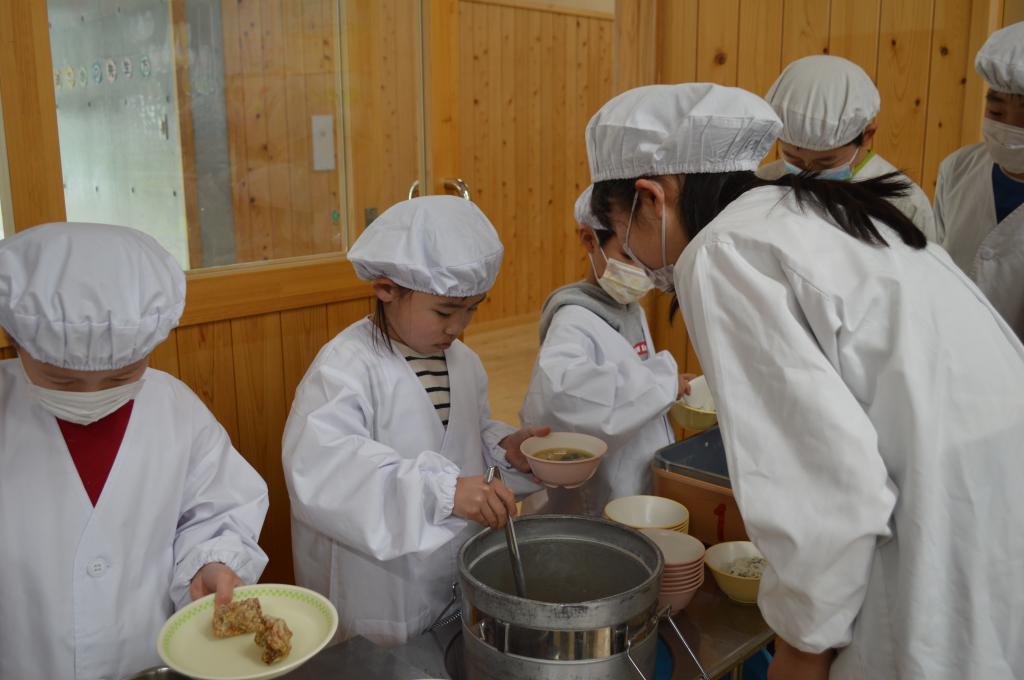 １年生初めての給食が始まりました！