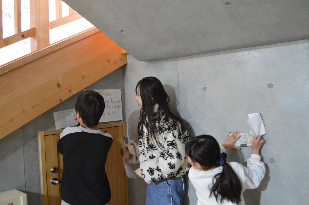 保健給食委員会のクイズに答えています！