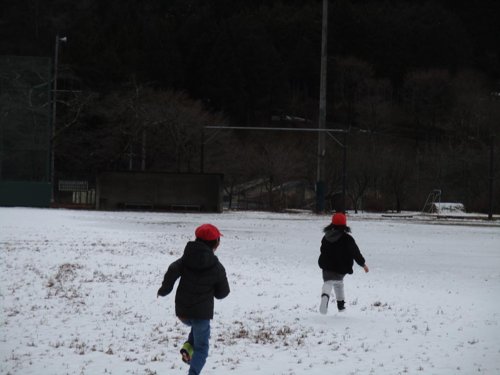 雪遊びをして楽しんでいます！