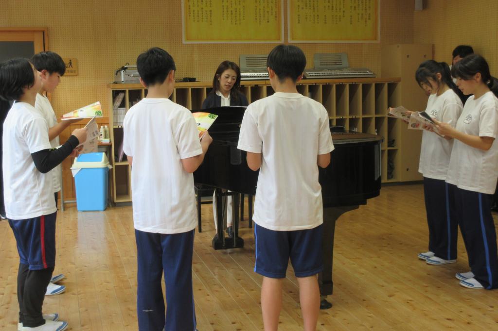 どのように表現すれば「赤とんぼ」のよさを引き出せるだろうか？【提案授業：音楽】